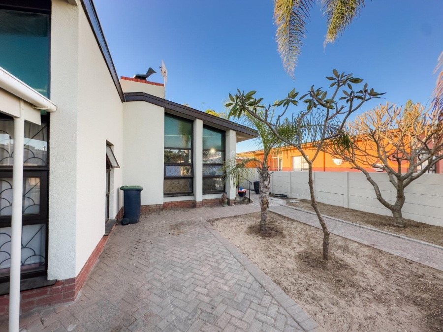 3 Bedroom Property for Sale in Peerless Park East Western Cape